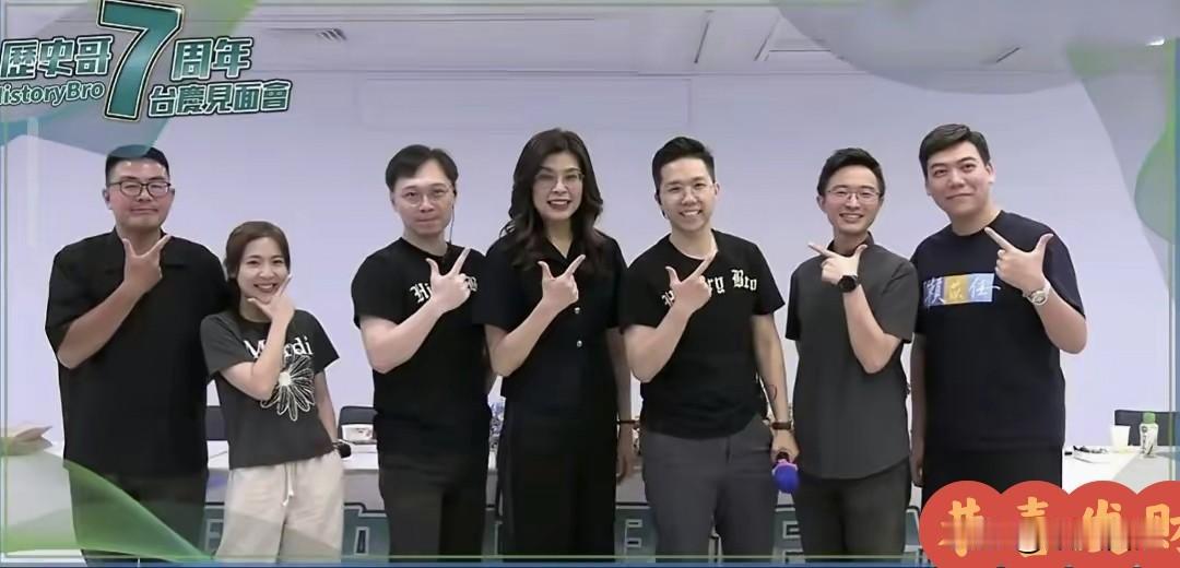 小辣椒，相逢一笑，赤诚依旧当初军购风波里，徐巧芯和郑丽文因身份赛道不同，仅