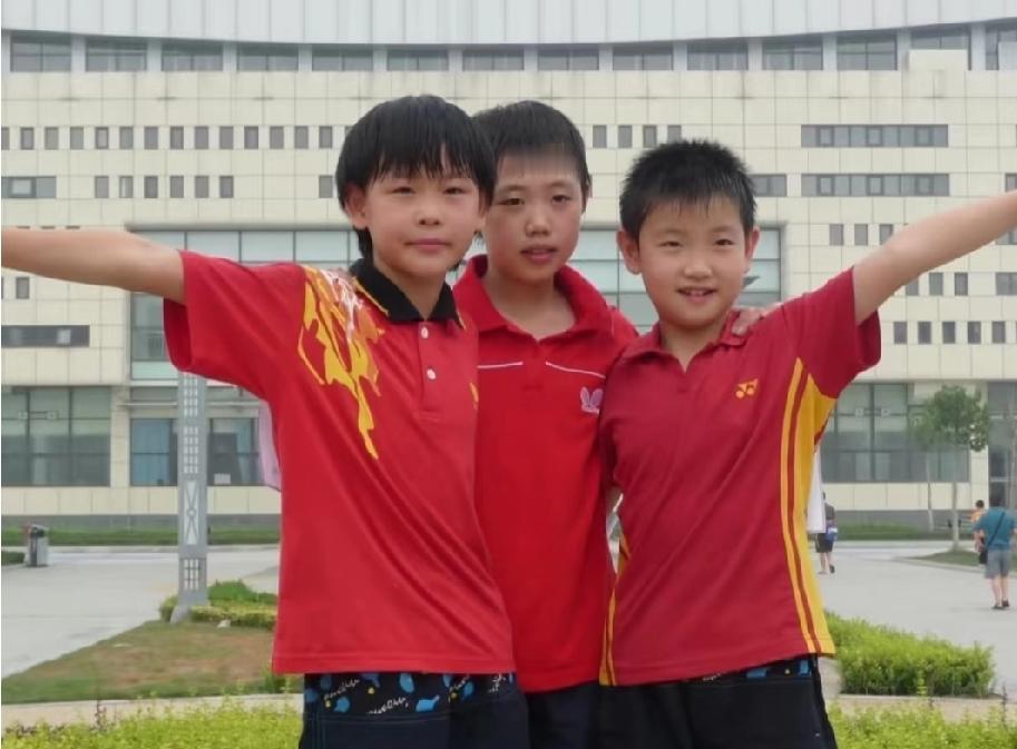 谁还没见过孙颖莎这张童年照我都会伤心的哇塞！第一次刷到莎莎这张童年合照，直