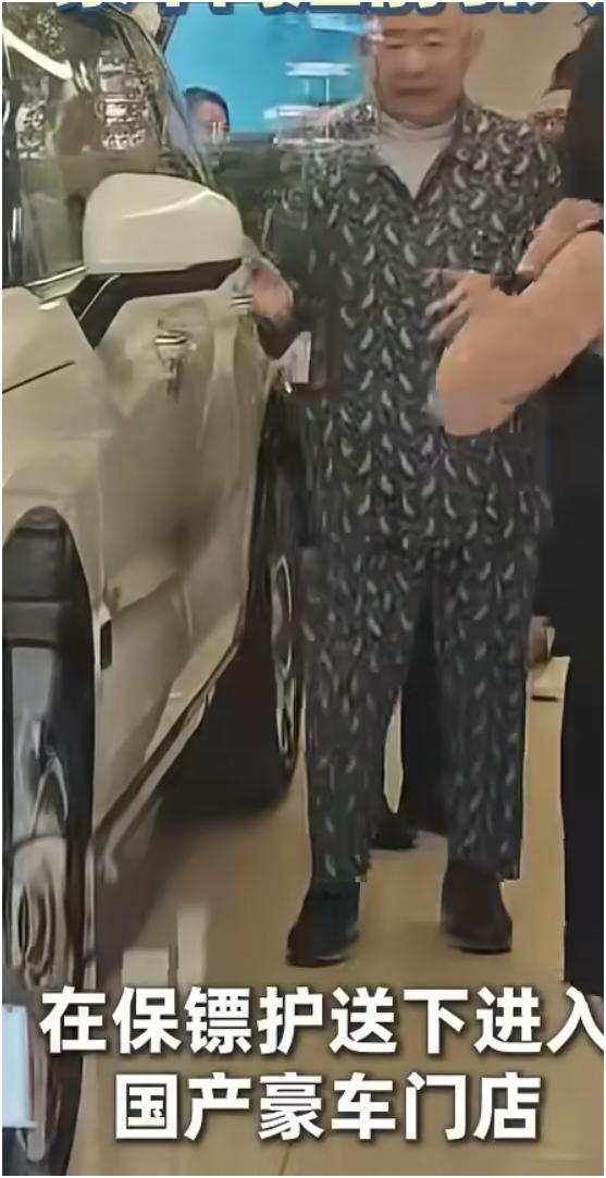74岁的刘銮雄气场真是绝了！他穿睡衣带保镖买车那阵仗，直接把我震慑住了。为了这