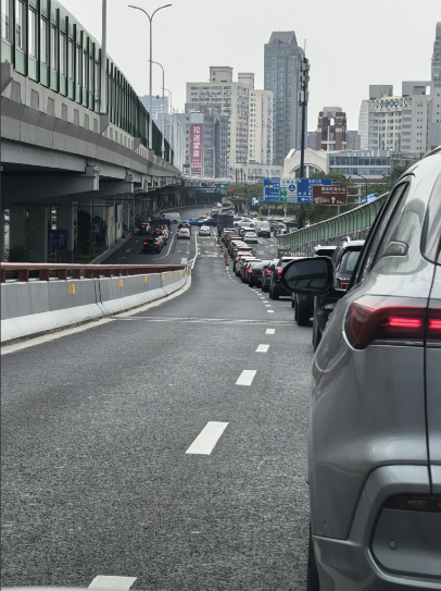 上海交警，你看看这车道设计科学吗？内环内圈，周家嘴路下匝道口，左边是左转，只有