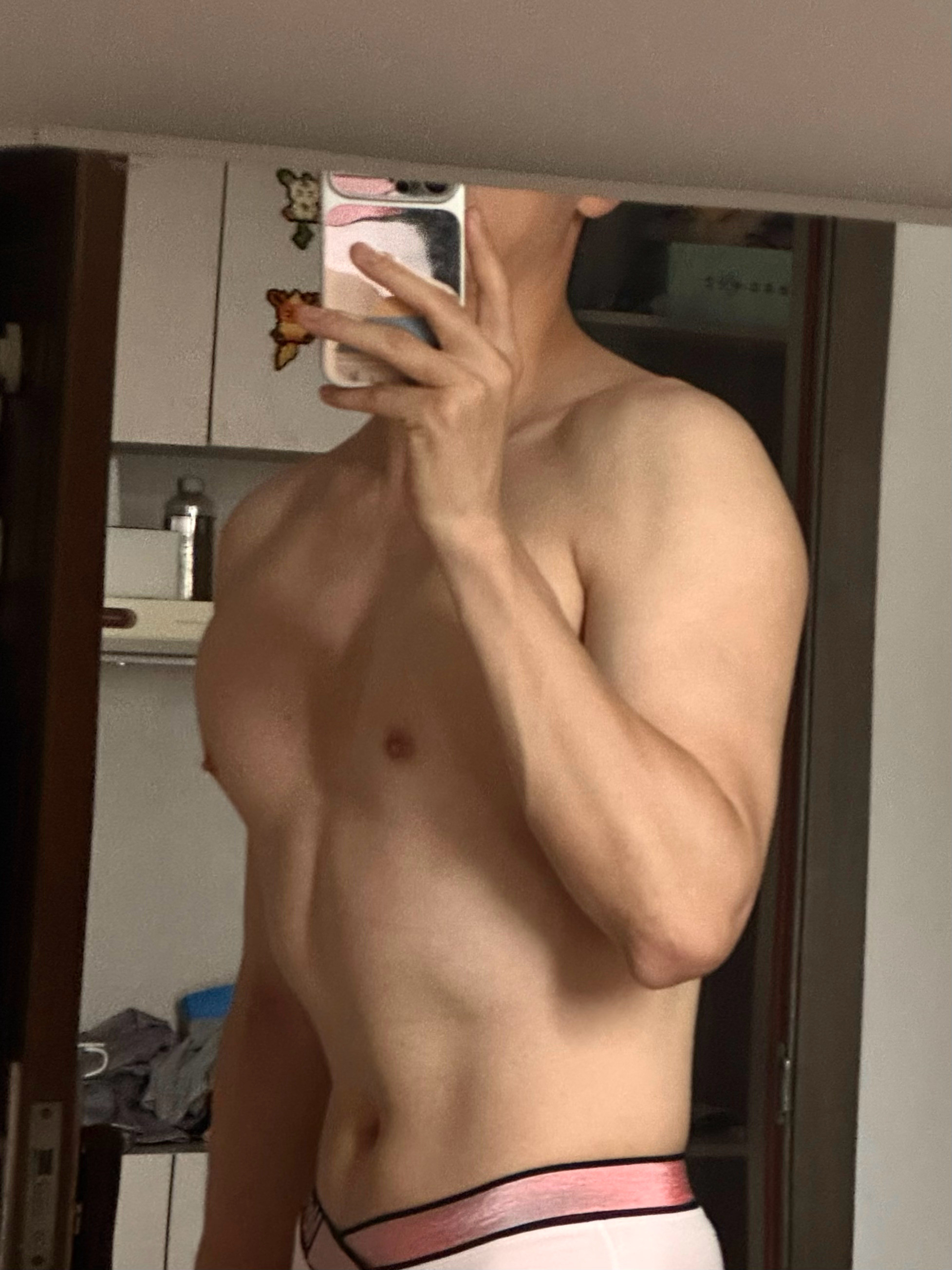 医生说不能去健身房那就徒手俯卧撑吧