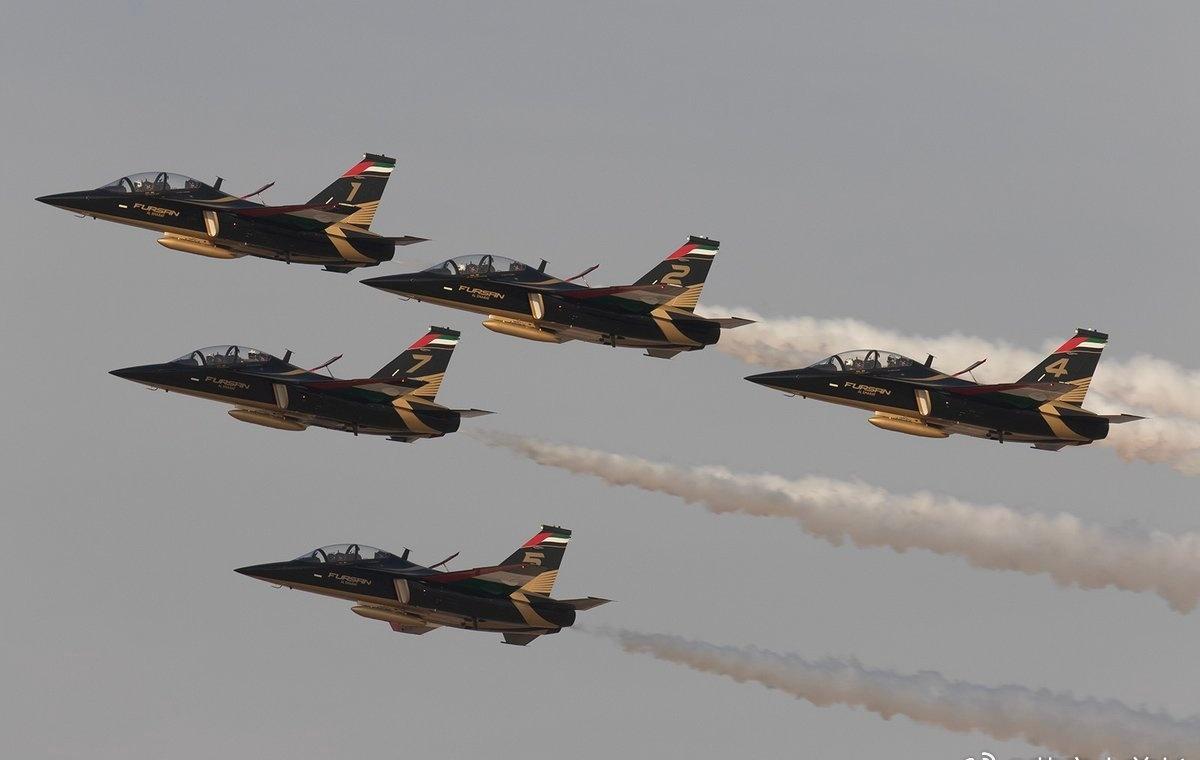 阿联酋空军“骑士”表演队（FursanAlEmarat）驾驶崭新的中制洪都