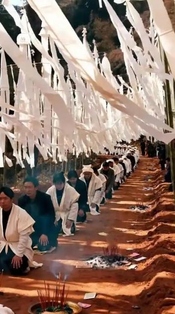 新的殡葬制度将于2026年3月30号执行，大概意思就是：一切从简，城里可以选火葬