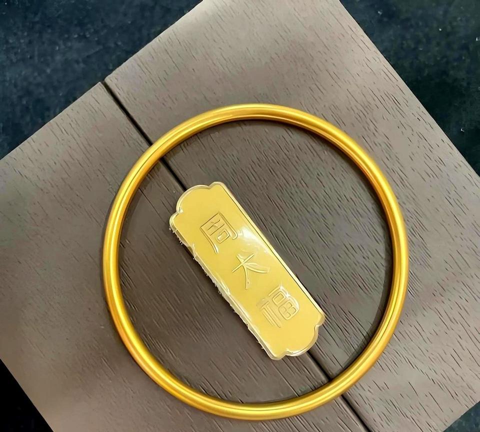 问个严肃的问题，黄金买了还能退吗？说到买黄金，突然想起来个事儿。大伙儿买金饰