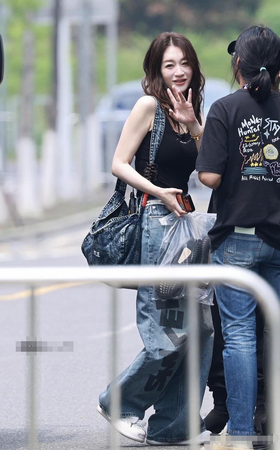 李小冉身材太好了，这次的穿搭随性又精致，松弛感满满！修身黑色吊带背心，搭配侧边带