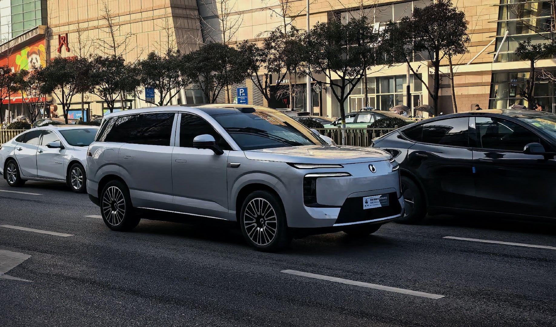 再次见到腾势N8L，“门”式前脸辨识度很高。腾势的车，一，没有登味；二，不随大流