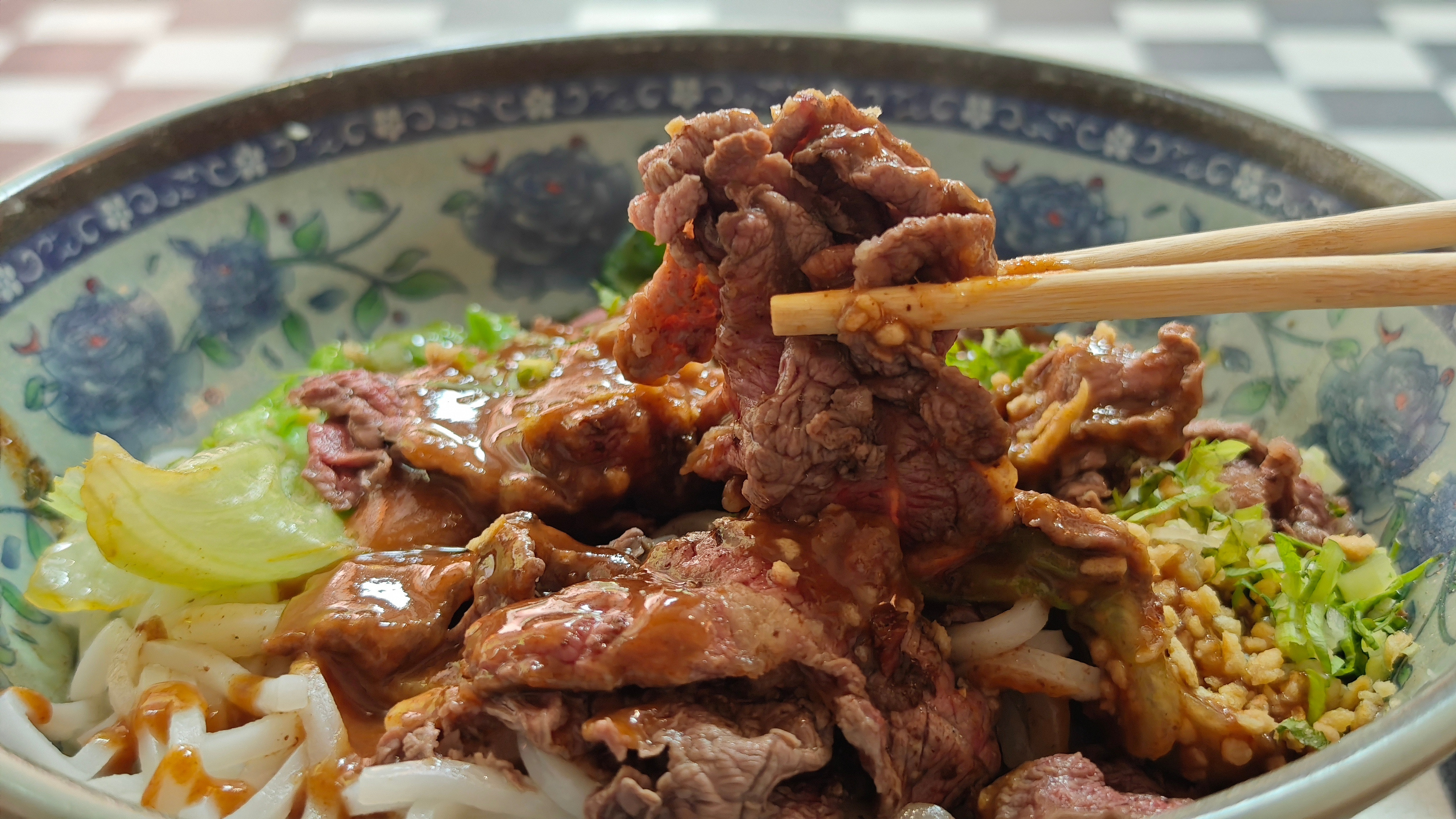 中午吃个牛肉粿条，一捞入魂啊！​​​
