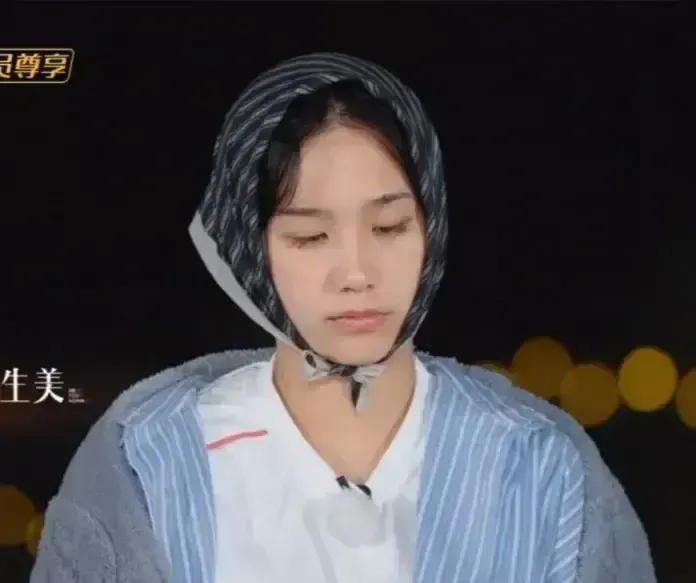 《再见爱人5》里何美延被弹幕骂上热搜，我一点不意外。节目一开始，她哭着想让男友