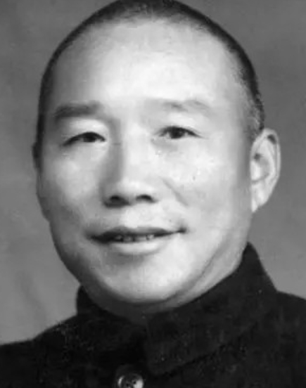 1948年底，一国民党伙夫战败被俘，却不愿意接受改编，于是解放军战士给了他两块银