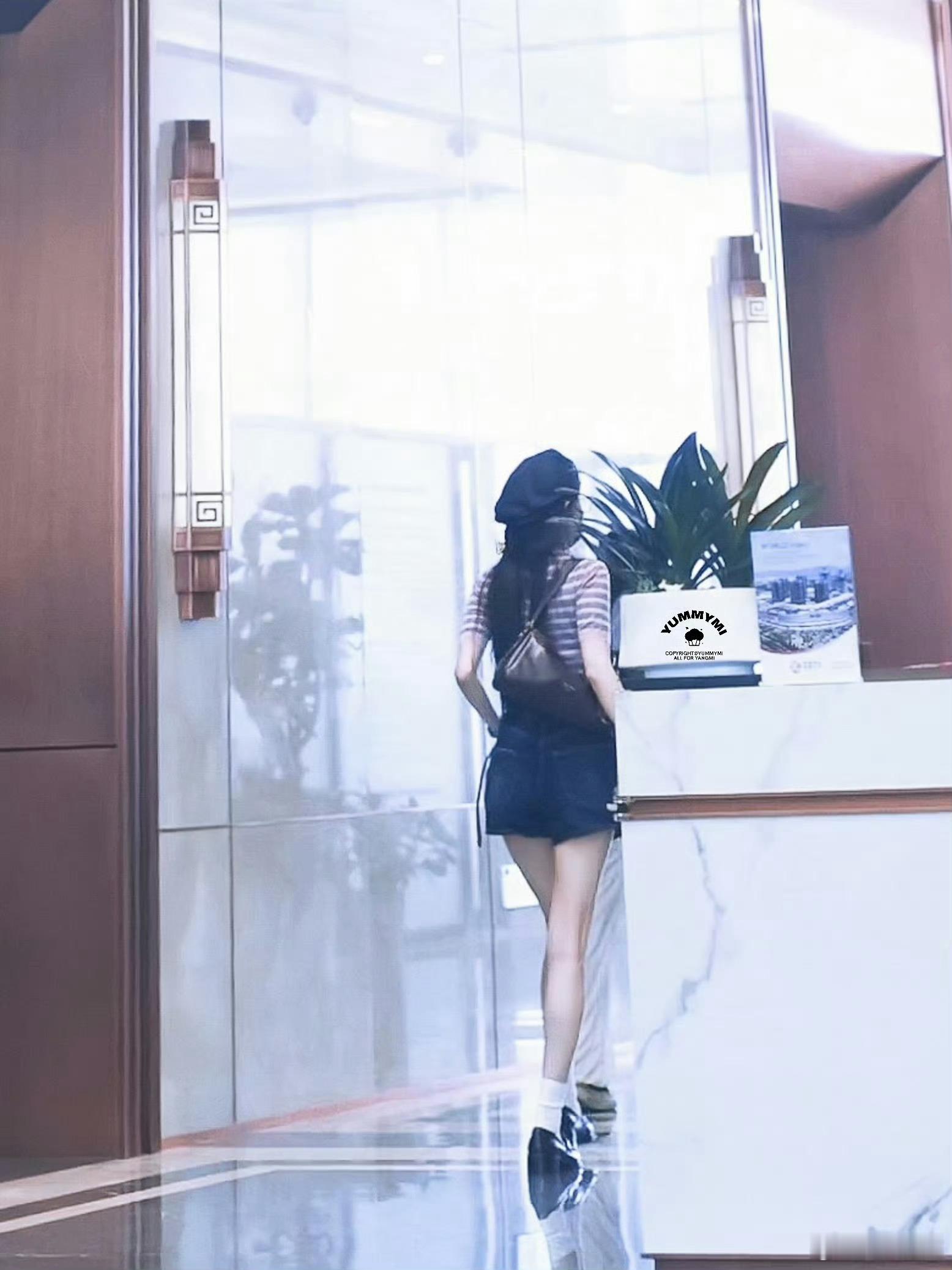 杨幂辣妹回归条纹上衣搭配牛仔短裤，身材线条利落亮眼，辣妹气质直接拉满。