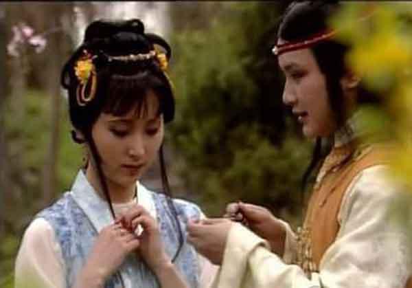 贾宝玉为什么不和林黛玉结婚?在八十回中，他俩还太小，没到结婚年纪。到八十回以后