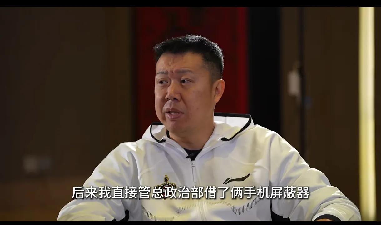 高度赞同！王治郅在八一队执教时，发现球员手机上瘾，擦汗、喝水、吃饭都要看一下，造