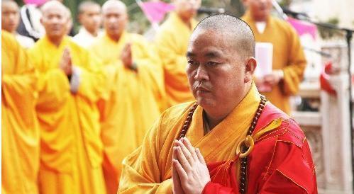 释小龙与释永信师徒情深，释小龙在少林寺的成长与成名离不开释永信的栽培。他两岁随父
