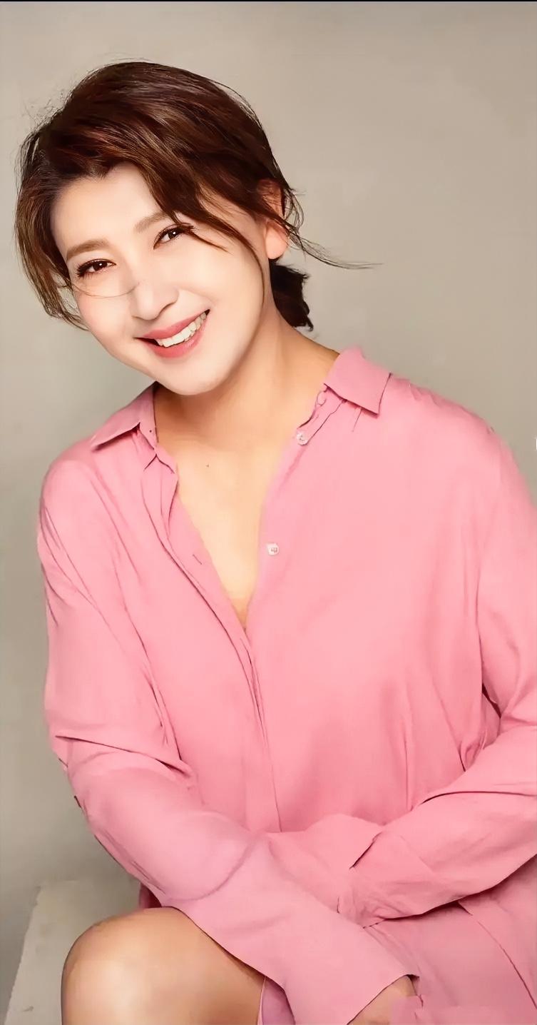 闫学晶简历：民族：汉族年龄：1972年生人，54岁出生地：吉林省辽源市东辽