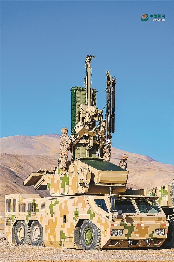 采用液气悬挂系统的“红旗-17A”导弹装填作业