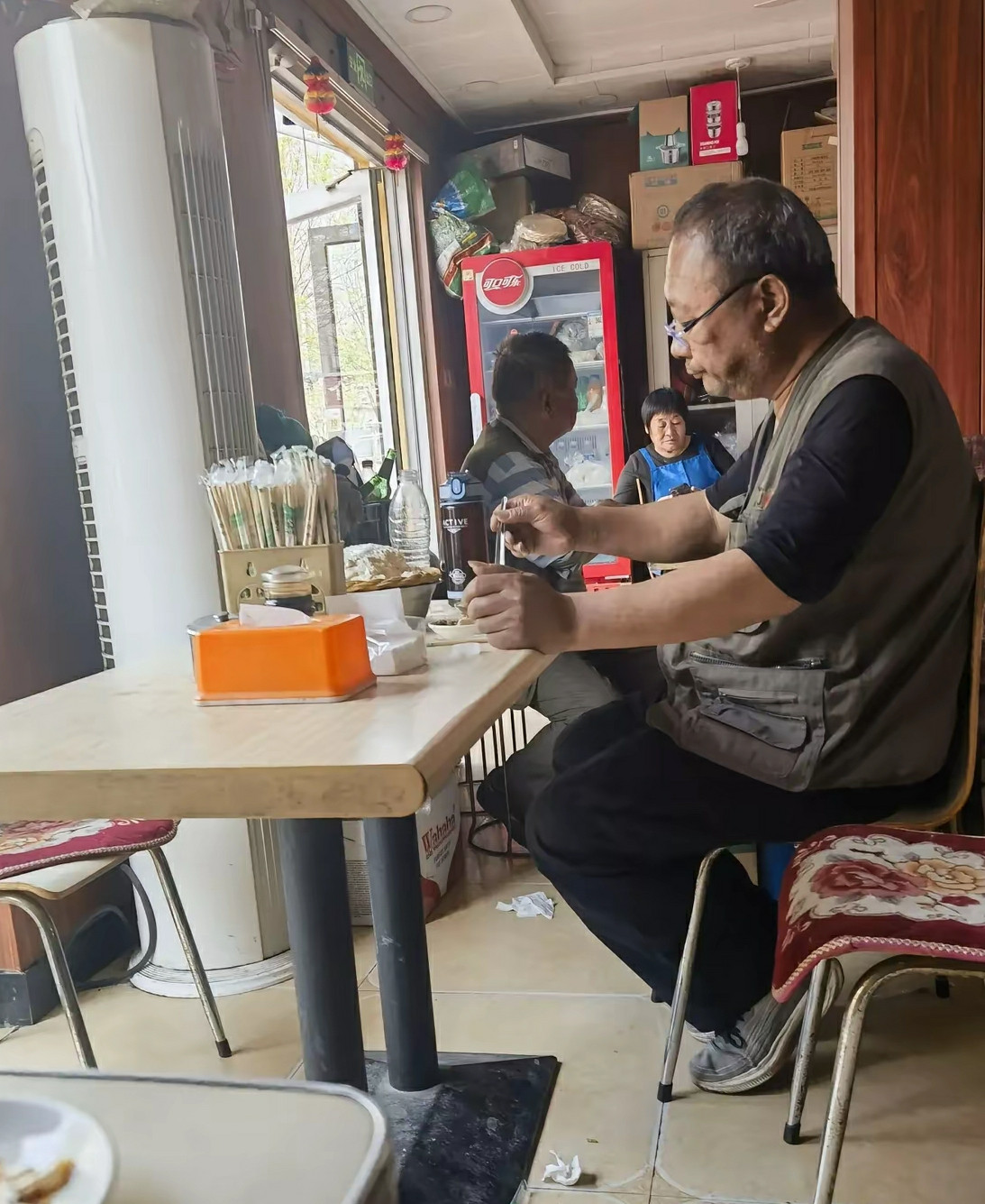 一个老头，一碗水豆腐，一瓶散装酒，一个休闲的中午