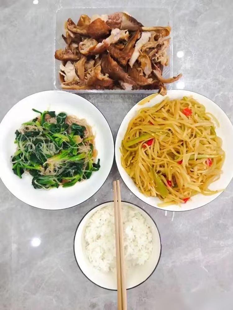 奉劝所有更年期的朋友一定要吃米饭，一定要吃碳水，不要过度减肥。我身边真有不少