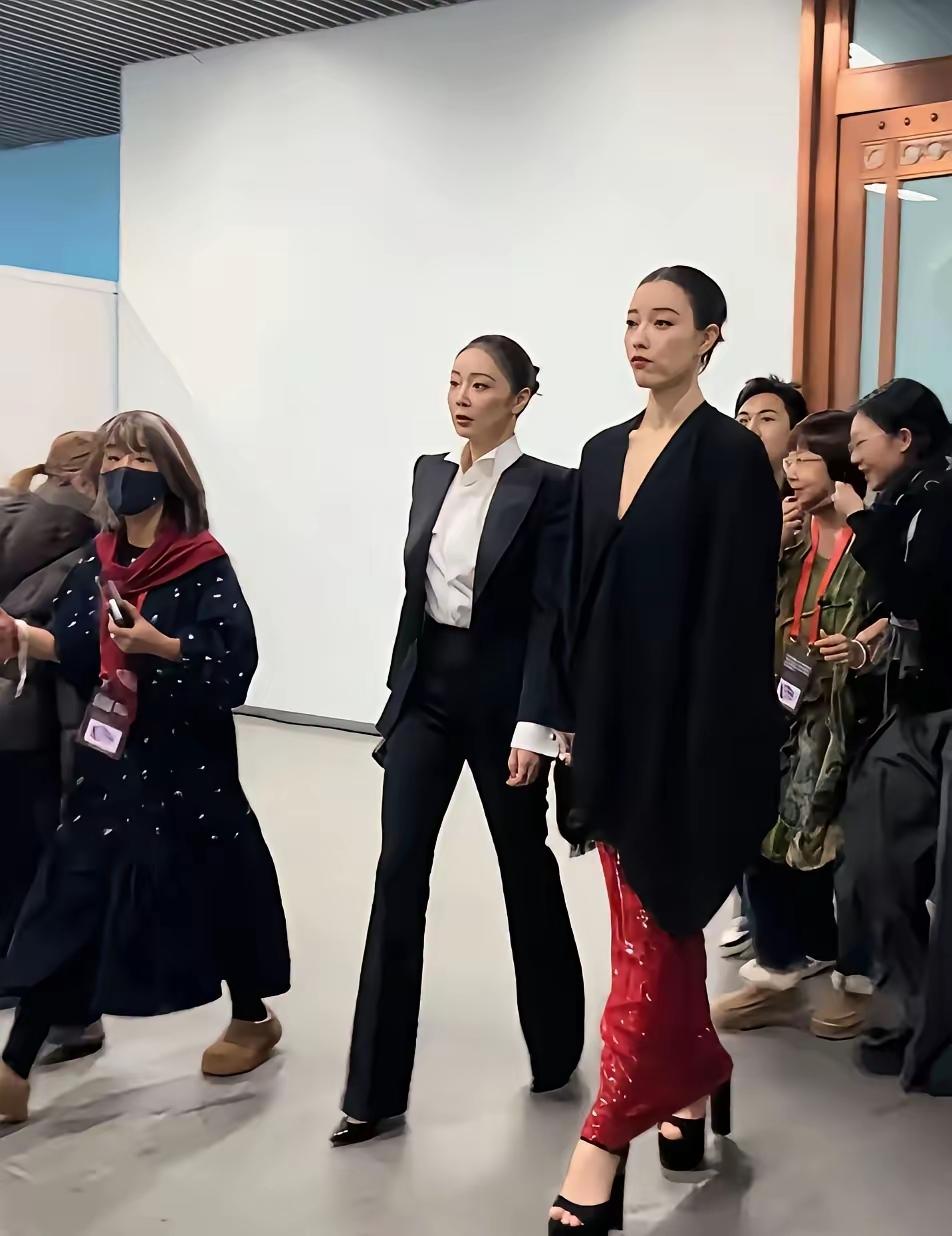 为啥全网都在说倪妮装？难道高级是人家的错吗？说到倪妮同其他女星的合照，这姐就