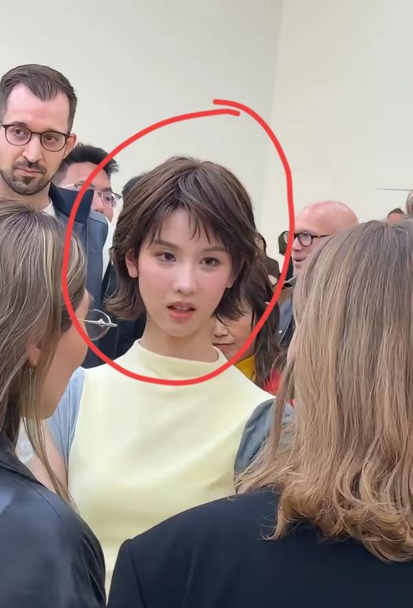 陈都灵炸场巴黎！国民初恋剪超短发，粉丝直呼认不出！之前还是《左耳》里软萌的