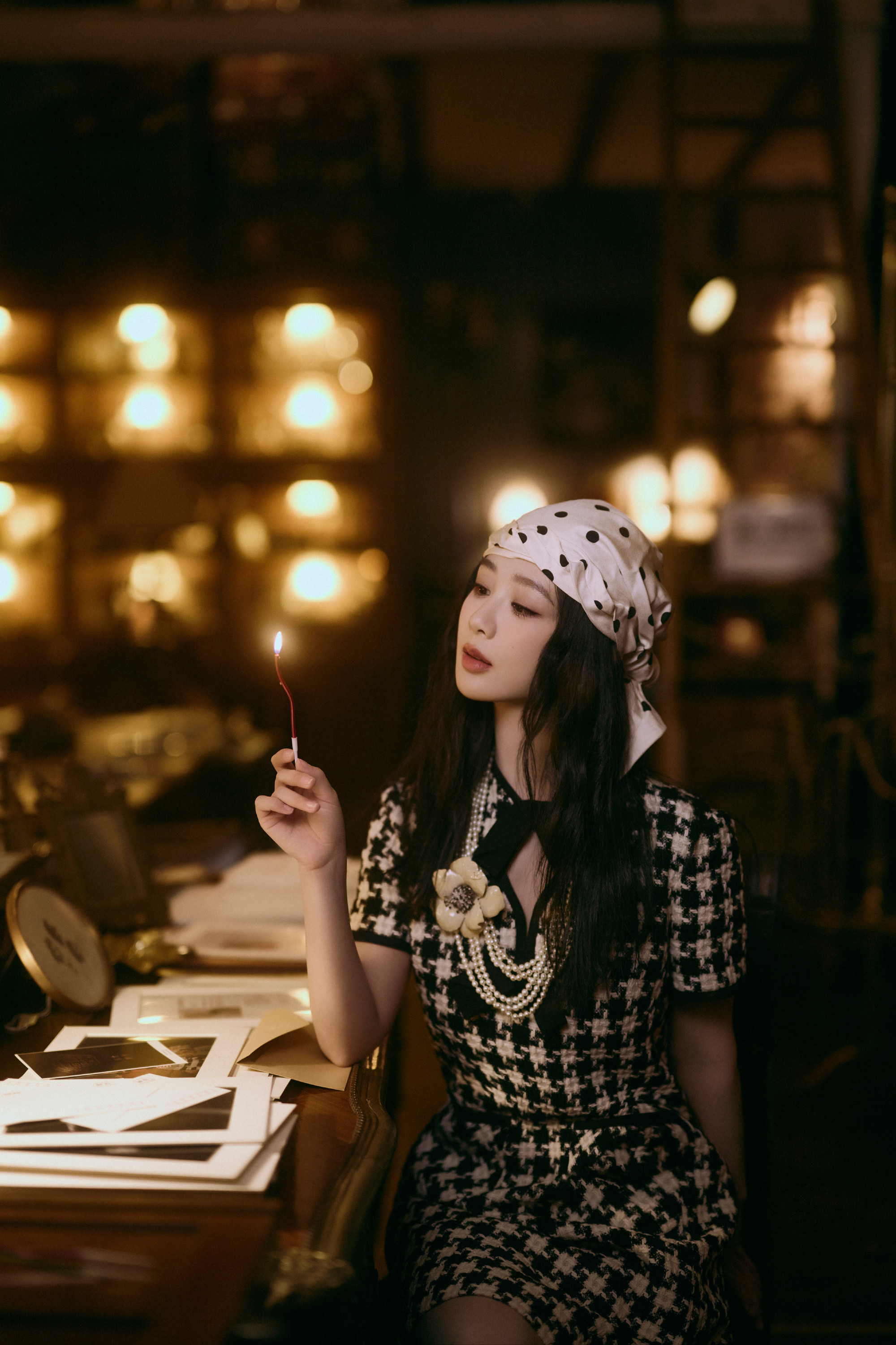 杨紫生日写真：格纹小香风穿搭的小确幸。杨紫