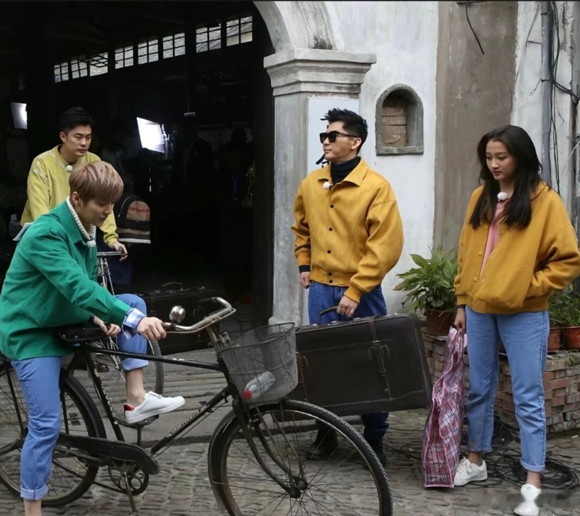 跑男时期的鹿晗和关晓彤，两人都还很青涩，当时谁能想到结局会是这样王安宇辟谣与关晓