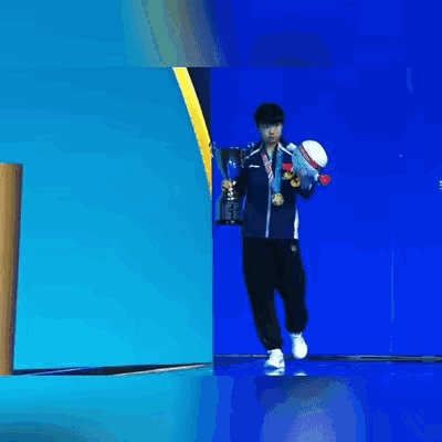 莎头又在领奖台“拌嘴”！没吵赢的王楚钦，地位肉眼可见变低笑死了，又顶峰“吵架