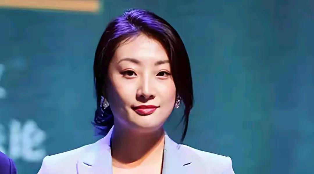 宗馥莉穿着总是落落大方，没有太多花哨，一看就是实干家。宗庆后不老实，但他生了个踏