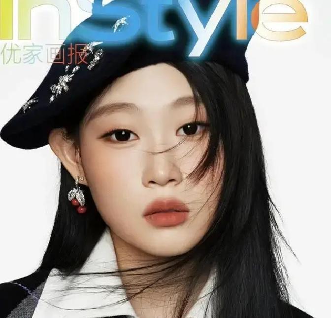 15岁硬凹印度妆，老10岁镜头拉近，沈佳润眉心贴大得盖住鼻梁，金粉顺着油汗