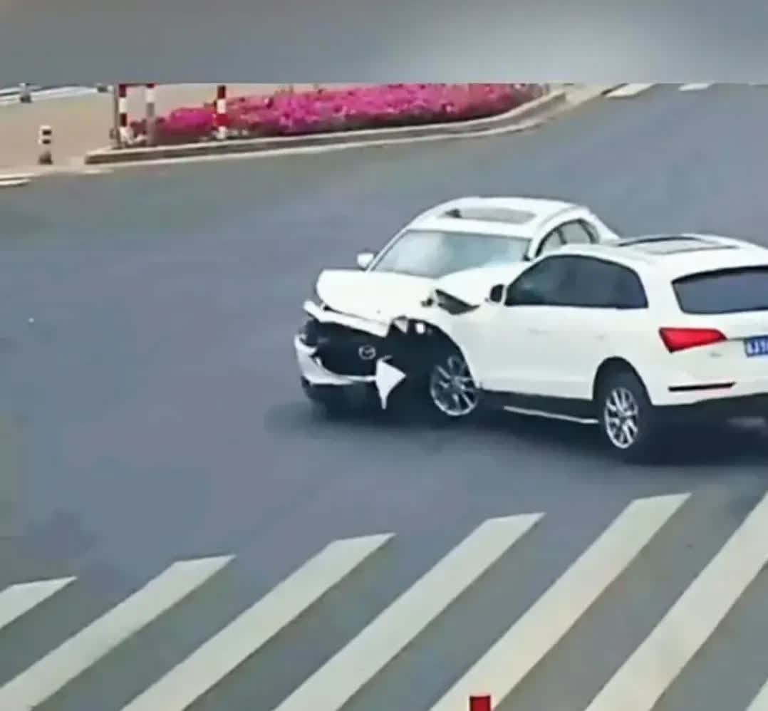 马自达cx30不愧是世界上最安全的车，奥迪Q5车头严重损毁防撞梁粉碎发动机差