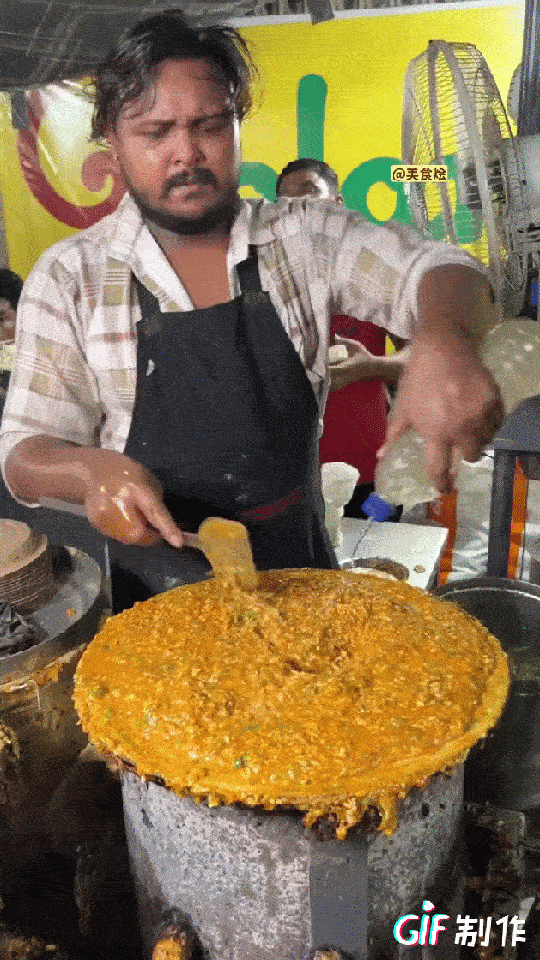 印度普通人吃的街边小吃制作简单又便宜，深受印度普通人喜欢，它看上去是各种蔬菜配上