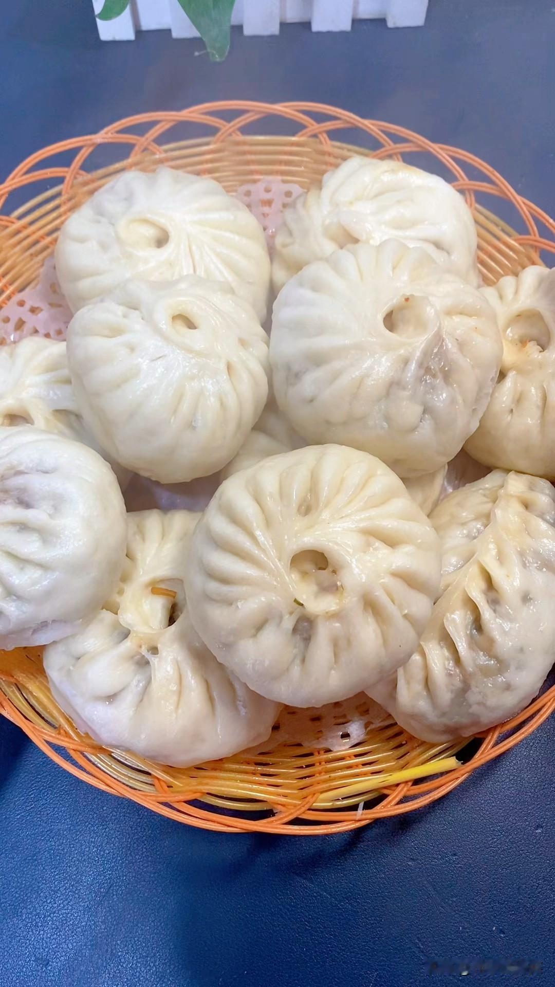 某贝和老罗又开始网络战了。预制菜事件已经影响到了我们每个人。前几天，中午和几