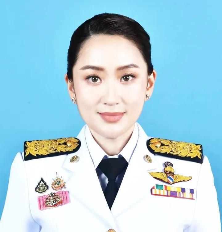 网友们纷纷吐槽佩通坦若如果复出，其中有几点需要改变了其一、每次出现灾情跟重大事