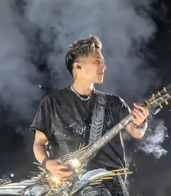 谢霆锋啊！一个好消息，一个坏消息！先说说坏消息吧：坏消息是谢霆锋年轻