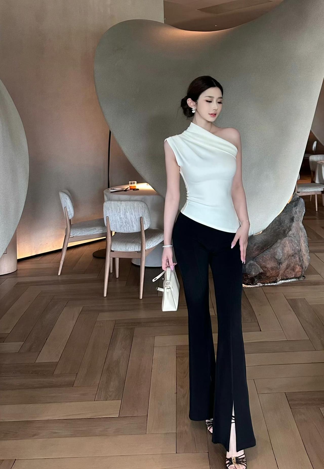 斜肩设计勾勒出流畅肩颈线，奶白上衣收腰显瘦，搭配两种风格的阔腿裤，一套利落通勤，
