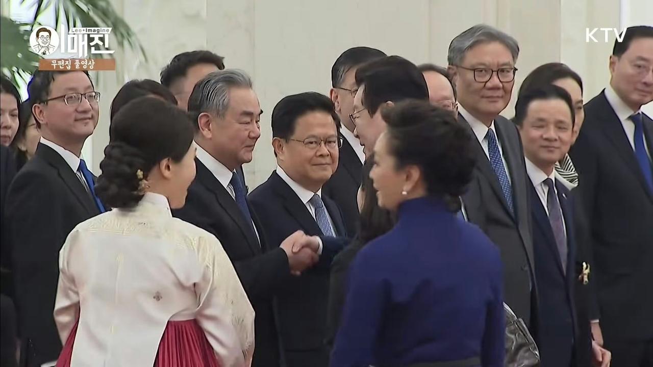 我说李在明访华欢迎仪式上，王毅身后的身影咋越看越眼熟！扒了扒才发现，原来是外交部