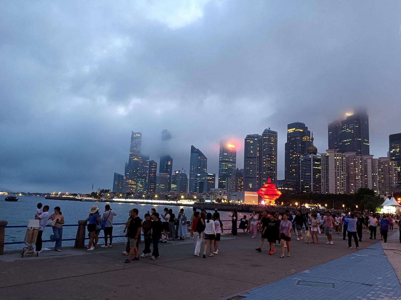 青岛的夏季与内陆不同步，每年六月份许多地方已经高温预警，青岛人的“我20度”令人