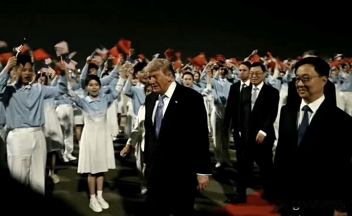 特朗普访华，这样的欢迎场面挺有新意，还头一回见。现场欢迎的大学生，服装跟去年“九