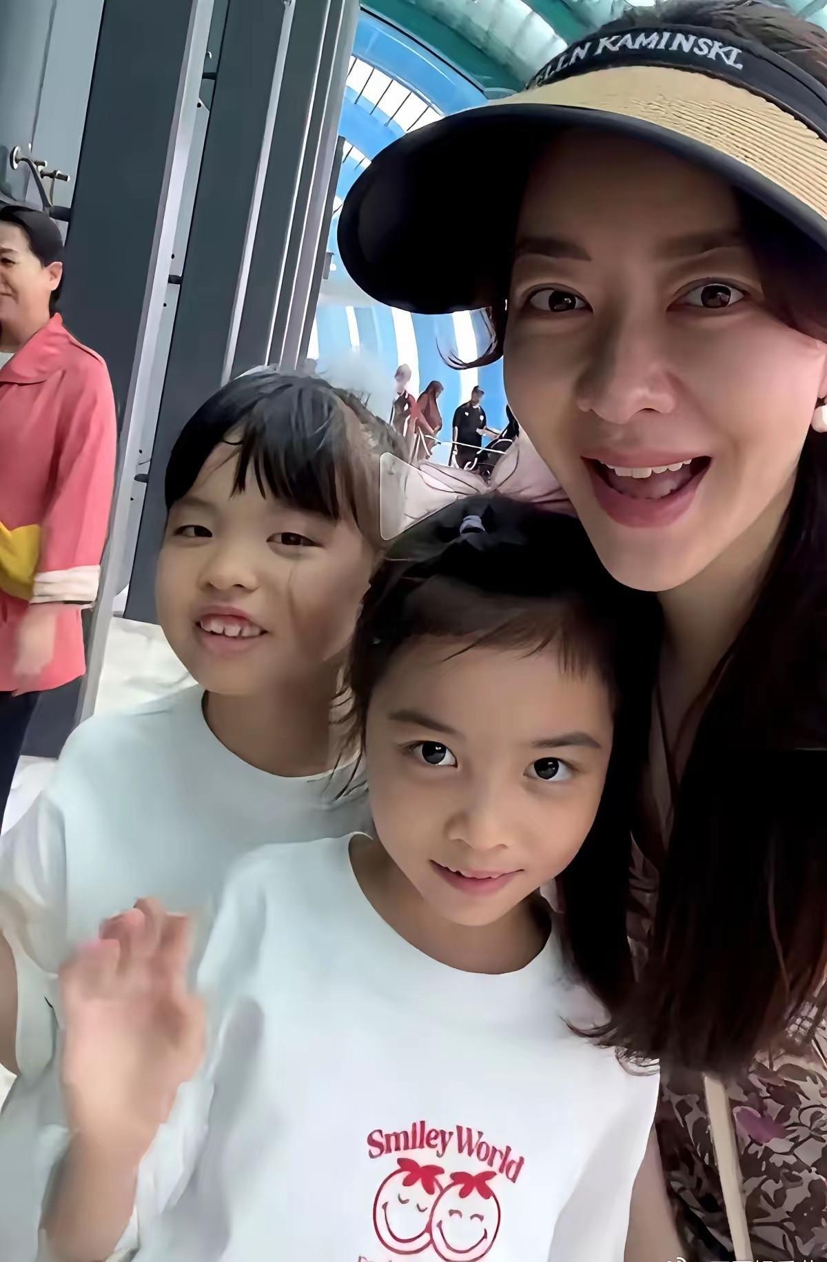 同一个肚子里出来的双胞胎，熊黛林的两个女儿，硬是长成了两个极端。​​​