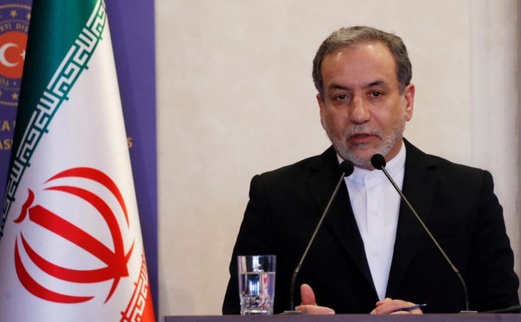 所有人都在等伊朗宣布全面开战，结果伊朗外长坐进了美媒的摄影棚。他没有喊口号，没有