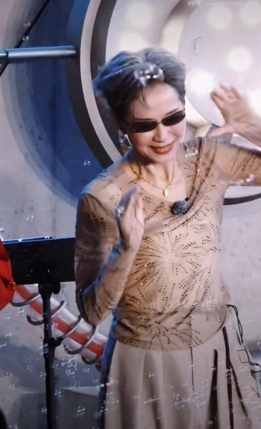 《一路繁花2》叶童，她的这件衣服这么好看，居然有人说觉得搞笑，这是什么梗？讲