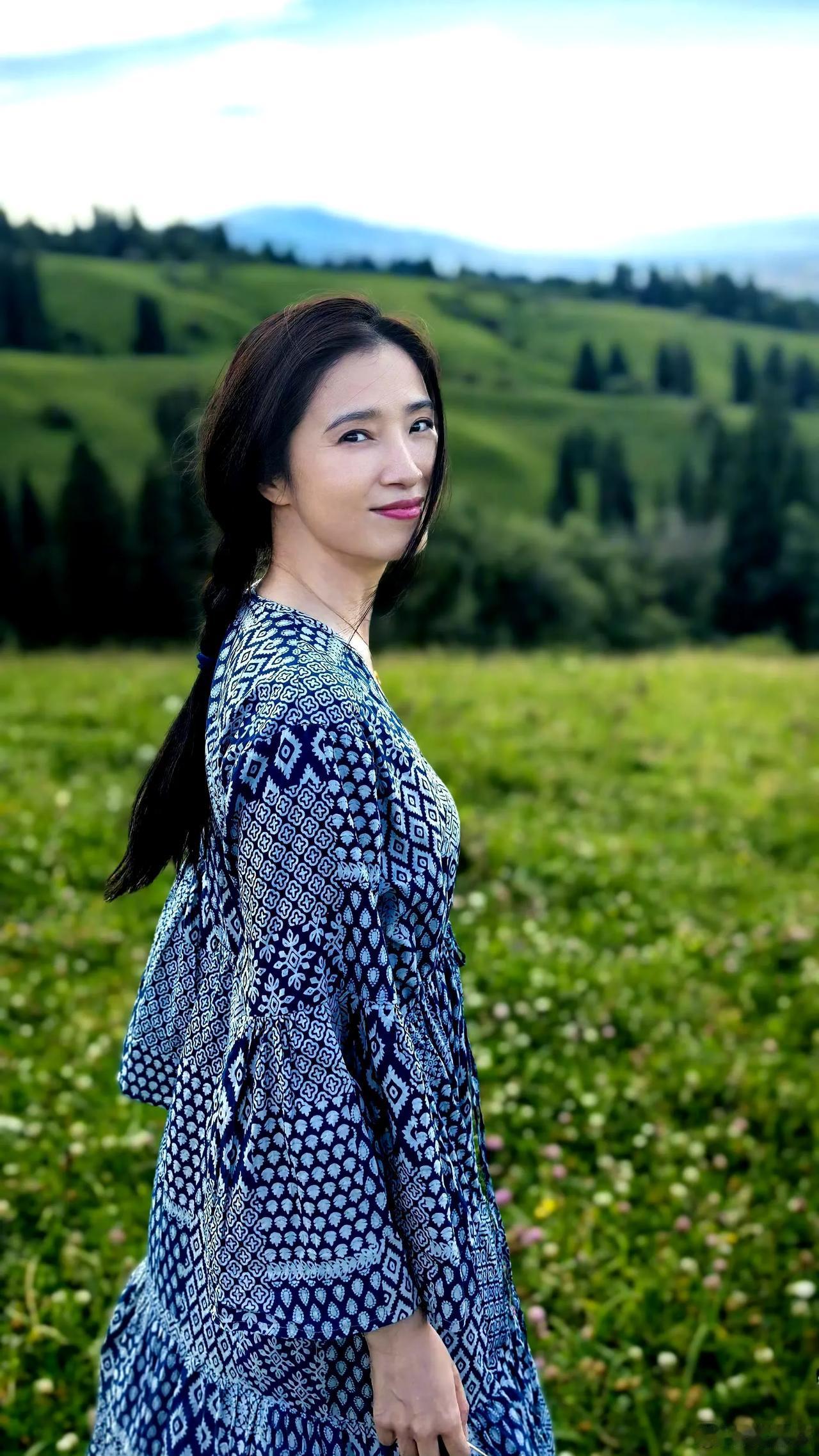 不愧是初代“文艺女神”，26岁最红时嫁人生子半隐退，却将日子过成了诗！如今与外籍