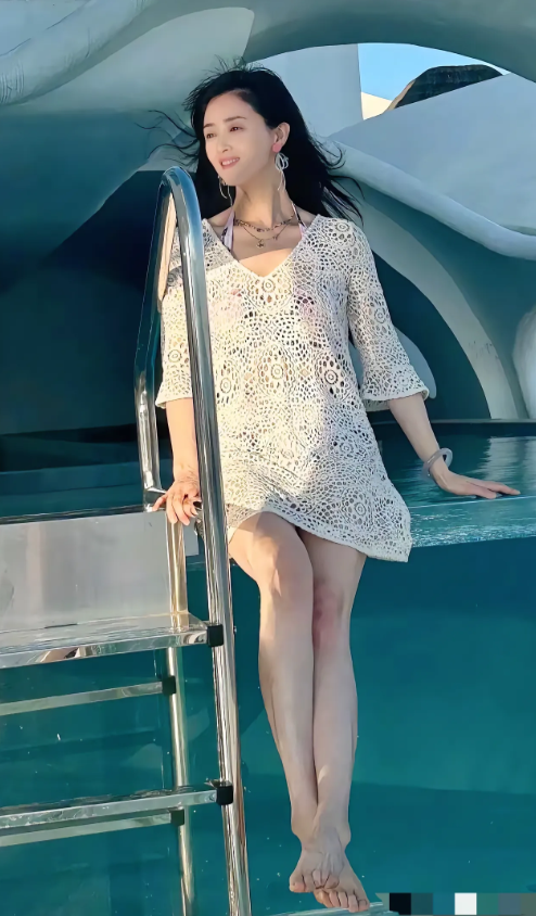 蒋欣，171cm，光脚坐在泳池边好美，就是这脚指头有点拥挤！是穿高跟鞋的原因吗？