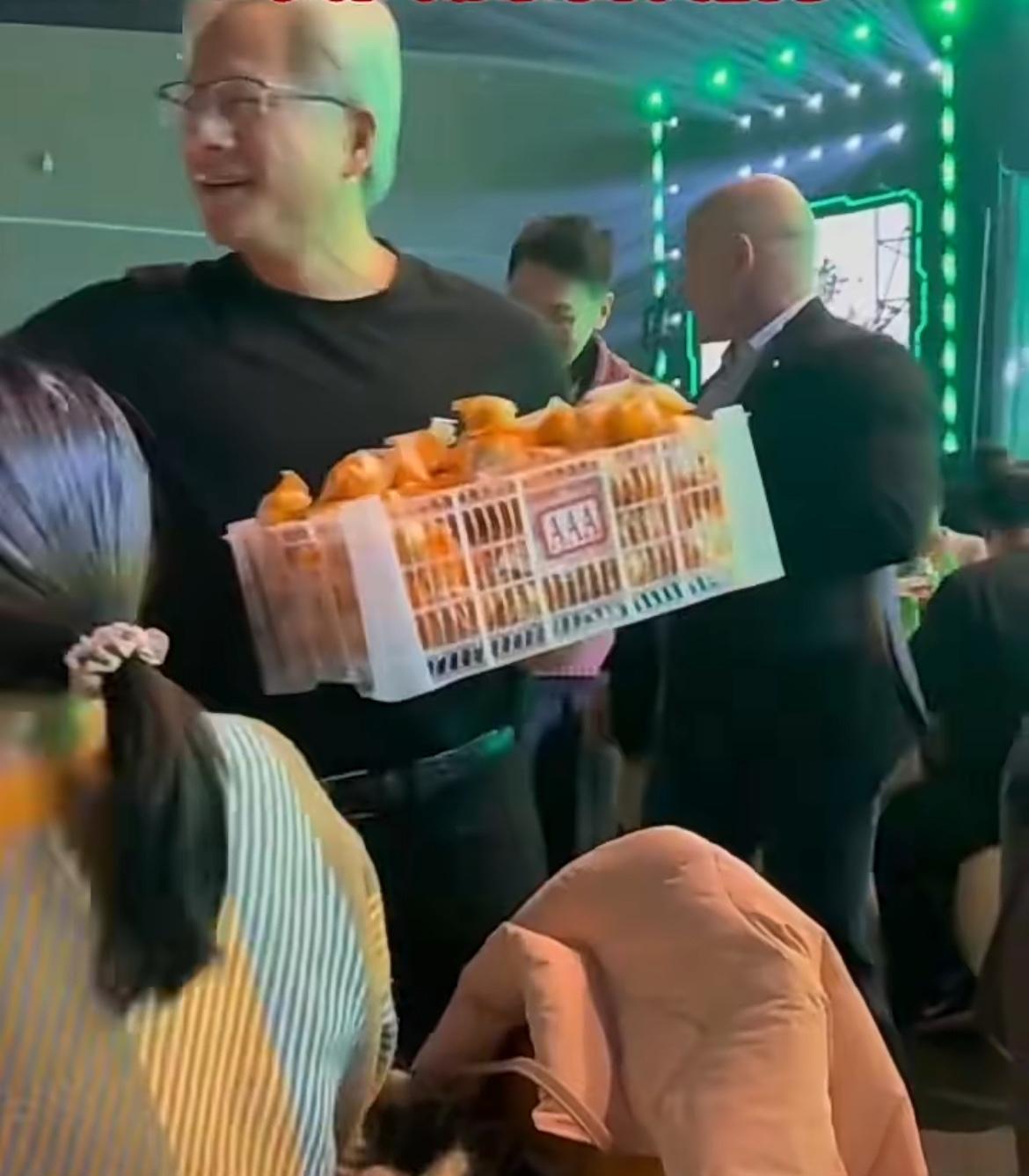 黄仁勋年会上给员工发金桔！1月24日晚，在英伟达上海年会上，公司创始人兼CE