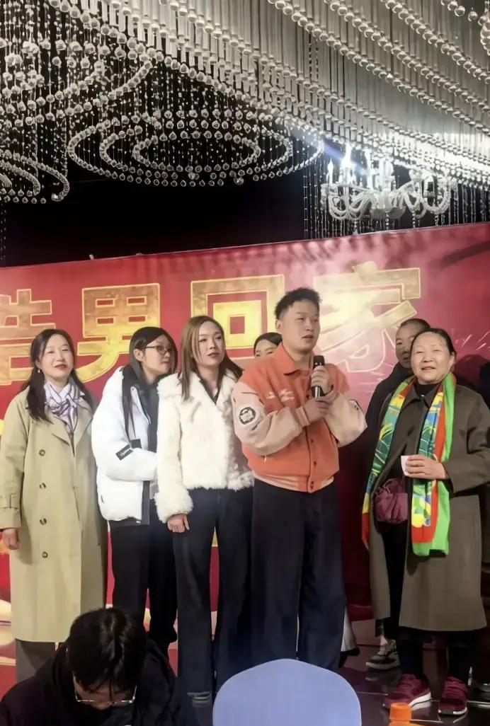 谢浩男认亲宴上，亲妈没露面，后妈全程站C位，还收了厚厚一沓红包。网友扒出亲妈