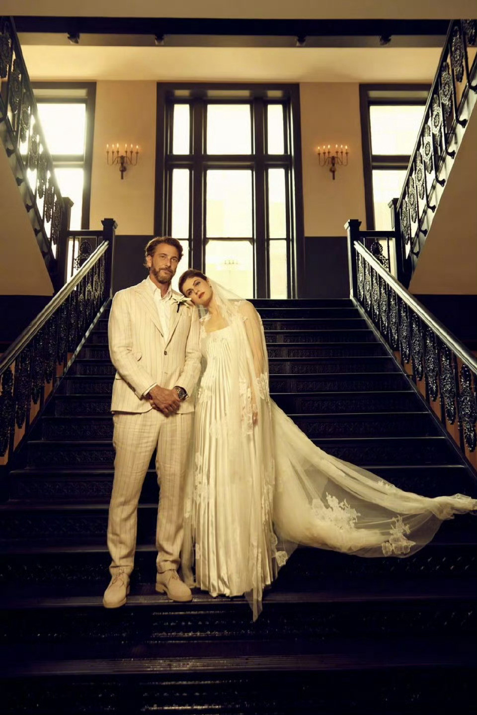 欧美八卦新闻，结婚三年，AlexandraDaddario与丈夫Andr