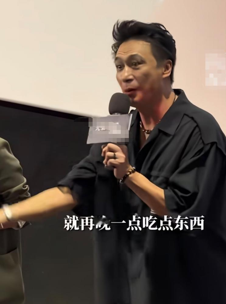 太阳一下山，吴镇宇这张嘴就算焊死了，一口不吃。他每天上秤，进食窗口全锁在白天。不是饿自己，是拿节奏管