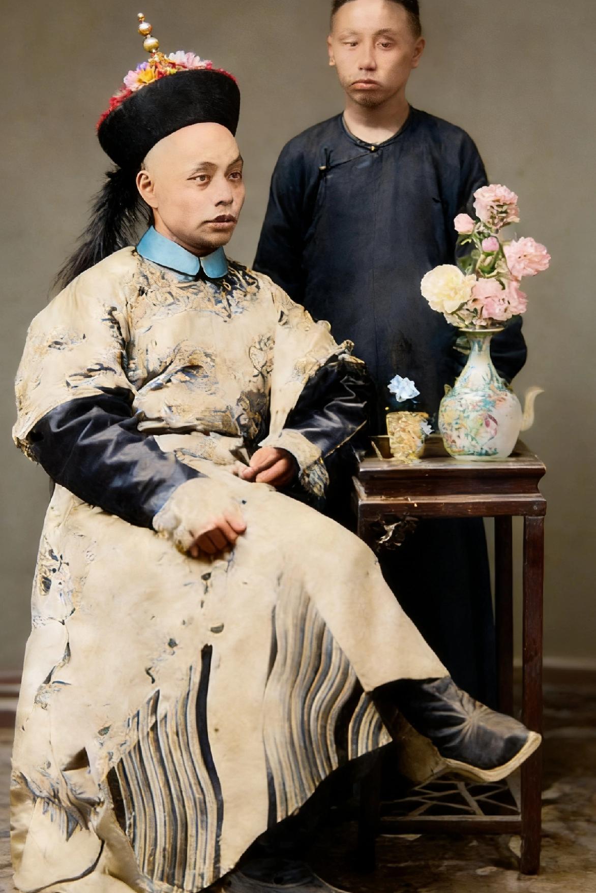 1868年，大太监安德海，一张罕见的留影，照片中的他翘着二郎腿，看起来很悠闲，当