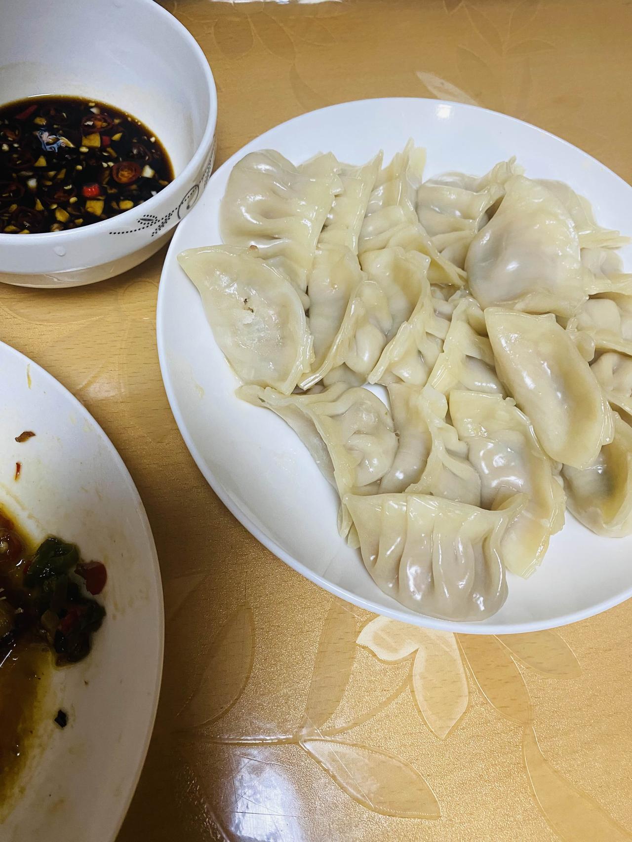 做饭的动力，情绪价值给到位。高中生晚上一次干掉24个饺子，夸了三次真好吃。