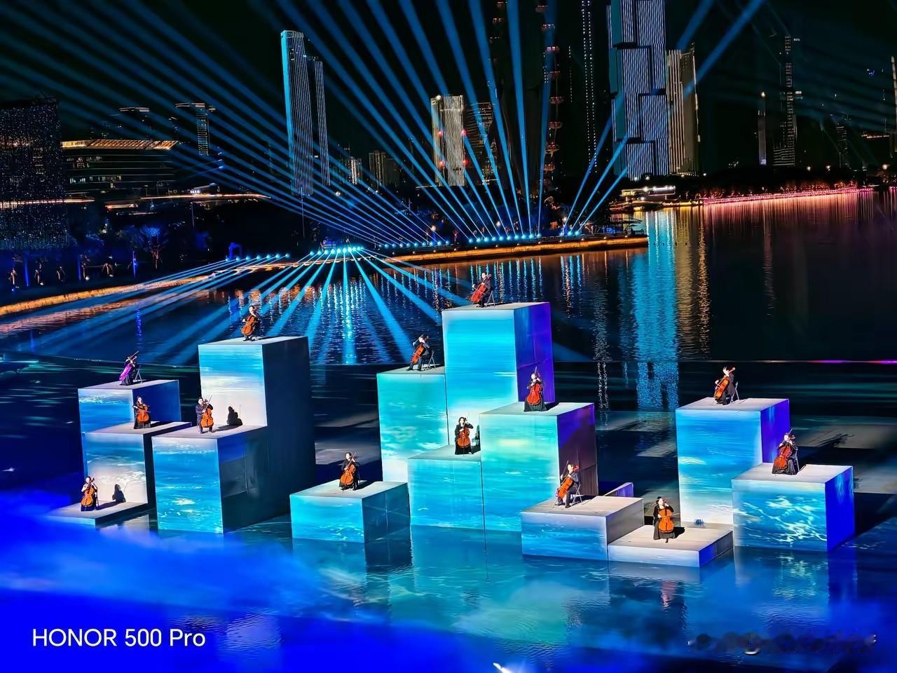 深圳闭幕式变工厂车间，大湾鸡当明星，网友说比加班真实。深圳上周搞了个活动，让工