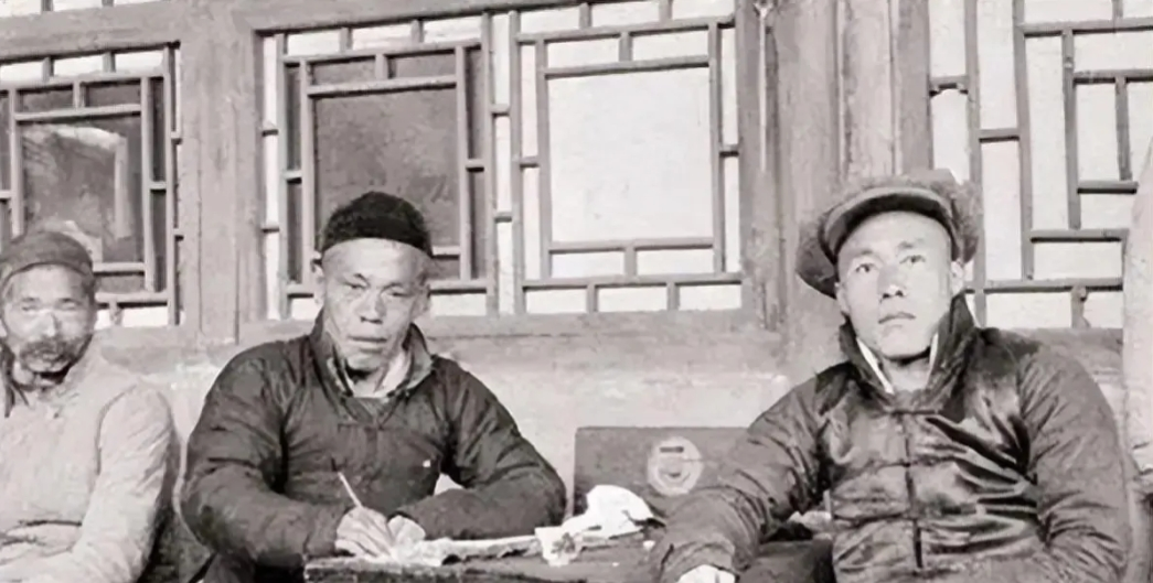 1950年，四川长寿县工作组在一户地主家中，搜出一张25年前的百元欠条。此事立即